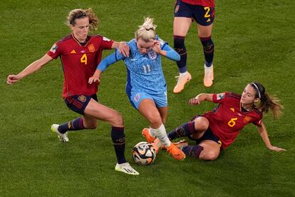 La jugadora de la selección inglesa Lauren Hemp (en el centro) es presionada por Irene Paredes (a la izquierda) y Aitana Bonmati.