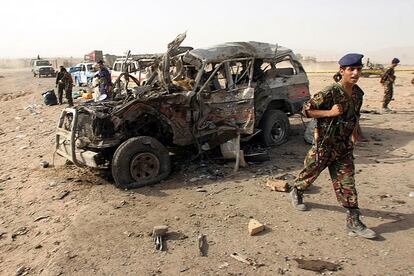 Un soldado camina el 3 de julio de 2007 junto a un todoterreno devastado por el atentado cometido por un terrorista suicida en Marib (Yemen). Siete turistas españoles y dos ciudadanos yemeníes murieron en la acción terrorista atribuida a Al Qaeda