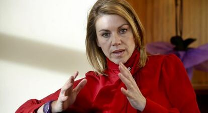 La secretaria general del PP, María Dolores de Cospedal, durante una entrevista en 2012.