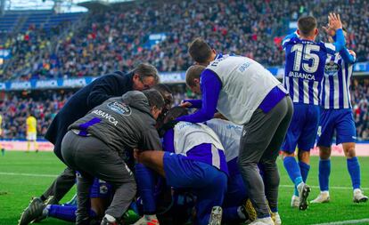 Vázquez (i) celebra con sus futbolistas el gol ante el Cádiz.