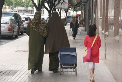 Lleida, donde se ha tomado esta imagen, ha sido la primera ciudad española que ha vetado el uso del velo integral en las instalaciones municipales.