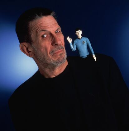 L'actor Leonard Nimoy, popular pel seu paper de Mr. Spock a la sèrie 'Star Trek' i les pel·lícules de la franquícia, ha mort als 83 anys, segons informen mitjans nord-americans. A la imatge, l'actor amb un ninot de Mr. Spock, el 1995.