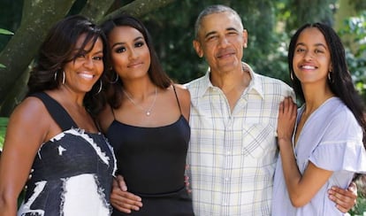 La familia Obama, en su felicitación del Día de Acción de Gracias. De izquierda a derecha, Michelle, Sasha, Barack y Malia Obama.