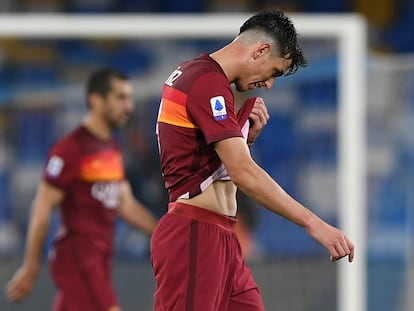 Roger Ibanez, de la Roma, tras caer contra el Nápoles hace un mes.