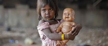 Una ni&ntilde;a en las calles de Bombay.