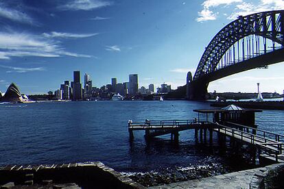 Esta bella ciudad australiana fue ciudad olímpica en 2000, y combina la modernidad de sus edificios con parajes paradisíacos, como su bahía.