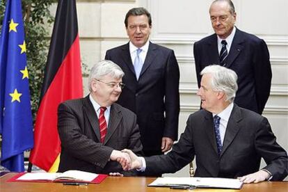 Los ministros de Exteriores alemán, Fischer (izquierda), y francés, Barnier, se saludan con Schröder y Chirac al fondo.