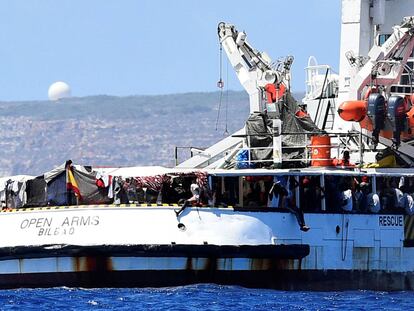 El barco Open Arms, frente a la costa de Lampedusa.