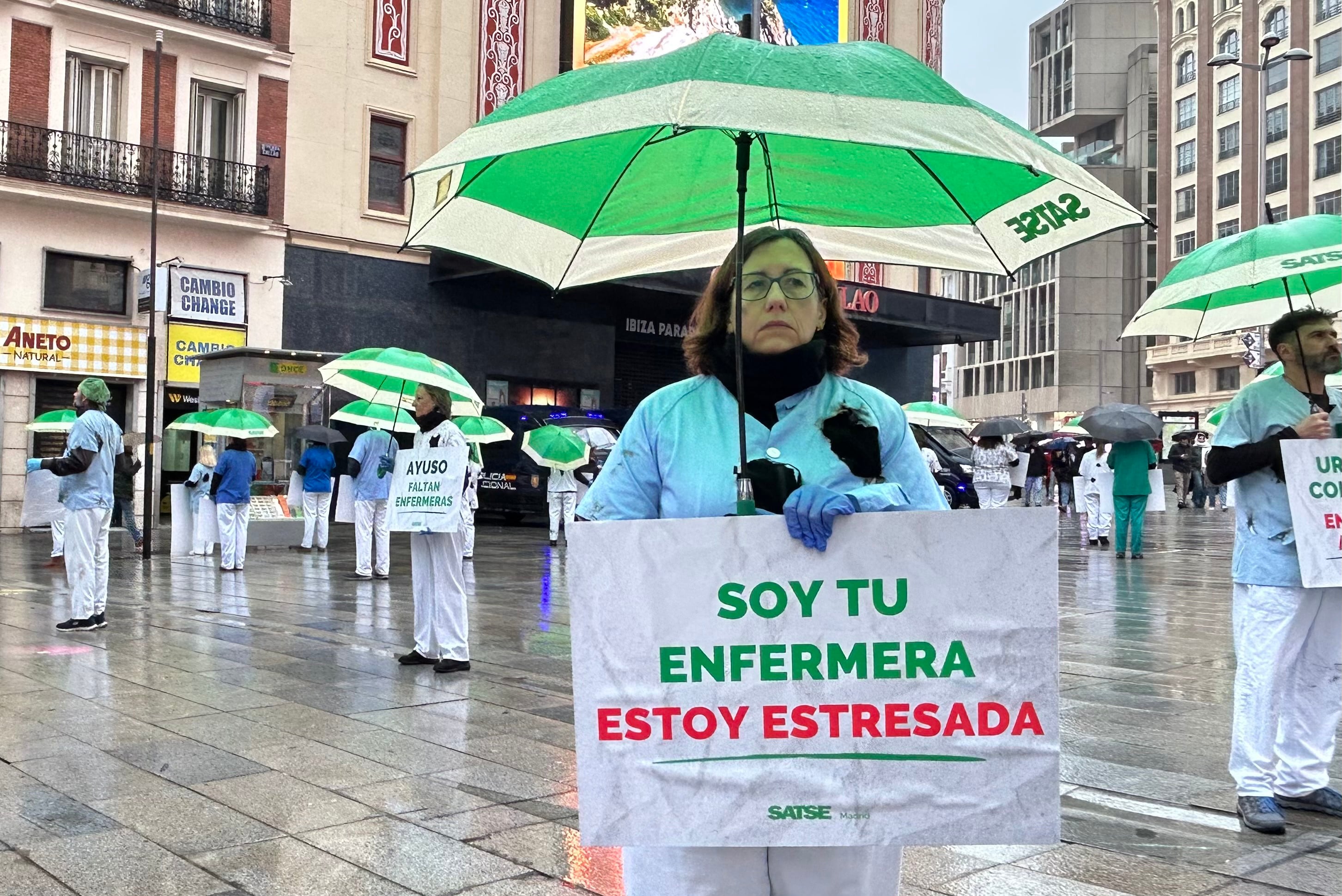 Protesta de enfermeras y fisioterapeutas en Madrid, este lunes. 