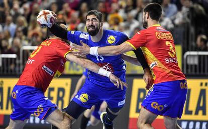 Karabatic (c), defendido por Guardiola (i) y Gurbindo.