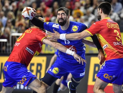 Karabatic (c), defendido por Guardiola (i) y Gurbindo.