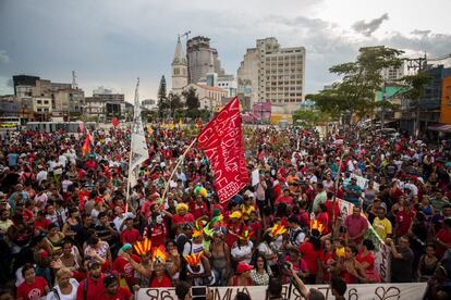 O Movimento dos Trabalhadores sem Teto, um dos mais articulados do país, convocou uma manifestação na quinta-feira em São Paulo que reuniu 10.000 pessoas. Os manifestantes, moradores da periferia, de ocupações ilegais e de favelas, exigem o fim do "racionamento seletivo" que afeta os mais pobres.