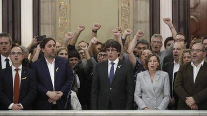 Escalinatas del Parlament tras aprobarse en el pleno la declaración de independencia.