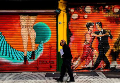 Homem usando uma máscara de proteção caminha em Buenos Aires.