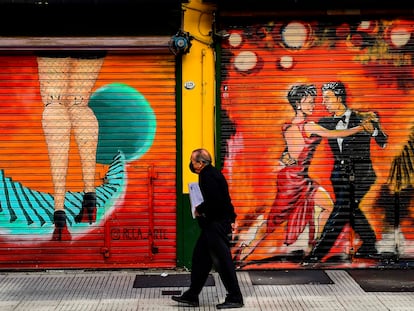 Homem usando uma máscara de proteção caminha em Buenos Aires.