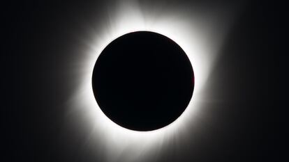 Eclipse solar total visto en agosto de 2017 sobre Madras, Oregón, Estados Unidos.