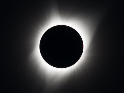 Eclipse solar total visto en agosto de 2017 sobre Madras, Oregón, Estados Unidos.