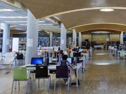 Varios estudiantes, en la biblioteca María Zambrano de la Universidad Complutense de Madrid.
