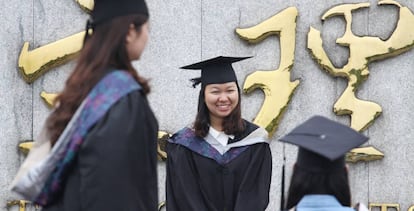 Estudiantes posan durante su graduación en Xiangyang, provincia de Hubei.