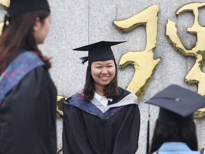 Estudiantes posan durante su graduaci&oacute;n en Xiangyang, provincia de Hubei.