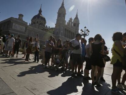 Una cola de turistas para entrar en el Palacio Real de Madrid