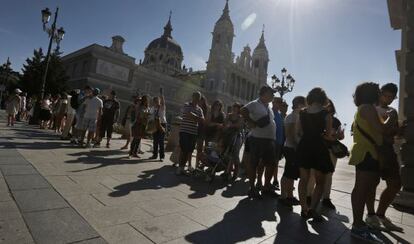 Una cola de turistas para entrar en el Palacio Real de Madrid