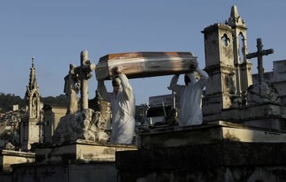 Entierro de una víctima de la covid-19 en un cementerio de Río de Janeiro (Brasil).