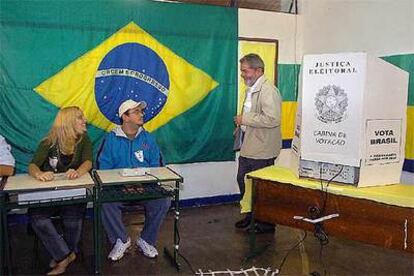 El presidente Luiz Inácio Lula da Silva, candidato a la reelección, en el momento de votar ayer en São Bernardo do Campo, cerca de São Paulo.