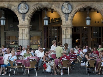 Gente sentada en una de las terrazas ubicadas en la Plaza Mayor de Salamanca.