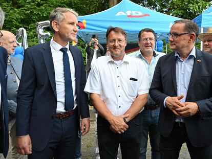 De izquierda a derecha, Björn Höcke, el líder de AfD en Turingia; Robert Sesselman, el ganador de las elecciones en Sonneberg, y Tino Chrupalla, colíder nacional del partido ultraderechista, este domingo en Sonneberg.