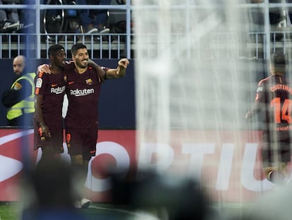 Su&aacute;rez celebra el gol con Demb&eacute;l&eacute; y Coutinho. 