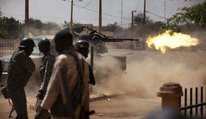 Soldados malienses disparan una ametralladora este jueves en Gao.