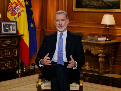 MADRID, 24/12/2023.- El rey Felipe VI en su tradicional mensaje de Navidad, el décimo de su reinado, en el que ha apelado al cumplimiento de la Constitución como garantía de unión y de progreso, al advertir de que si no se respeta, no hay democracia ni convivencia posibles, tampoco ley, ni paz, ni libertad, sino imposición y arbitrariedad. EFE/ Ballesteros   POOL
