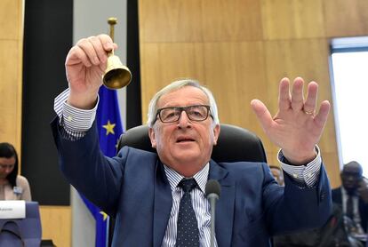 El presidente de la CE, Jean-Claude Juncker, toca la campana de comienzo de reunión. AFP / JOHN THYS