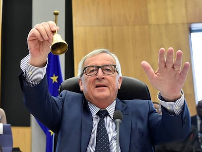 El presidente de la CE, Jean-Claude Juncker, toca la campana de comienzo de reunión. AFP / JOHN THYS