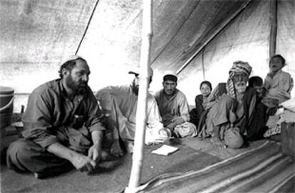 Refugiado en su propio país, el pastún Mohamed Nur (a la izquierda) relata las vejaciones de que ha sido objeto en el norte de Afganistán.