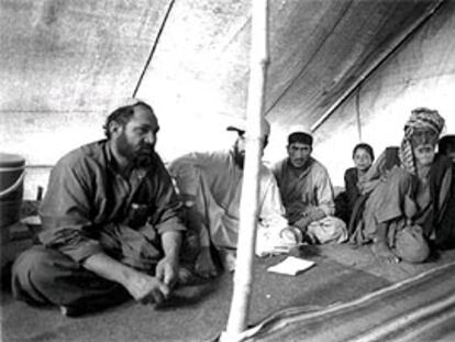 Refugiado en su propio país, el pastún Mohamed Nur (a la izquierda) relata las vejaciones de que ha sido objeto en el norte de Afganistán.