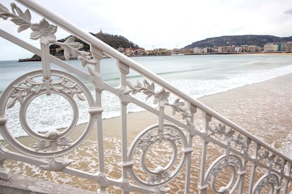 La balaustrada del paseo de La Concha, en San Sebastián, con la playa y la ciudad al fondo.