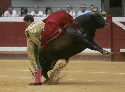 José Tomás, en su primer toro.