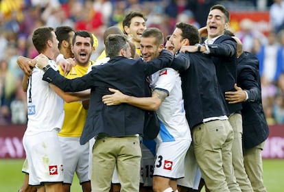 Más celebraciones del Deportivo de la Coruña tras el empate ente el Barcelona.