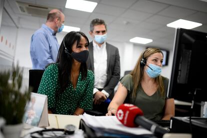 La vicealcaldesa de Madrid, Begoña Villacís (d), con mascarilla durante su visita este lunes a un centro de atención telefónica del Servicio de Teleasistencia Domiciliaria Atenzia.