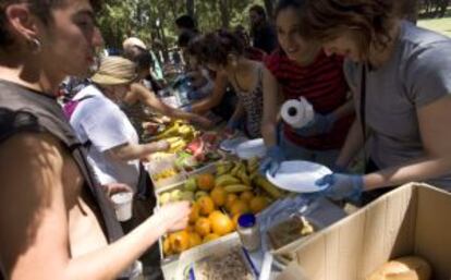 Indignados de Zaragoza reponen fuerzas antes de llegar a Sol.