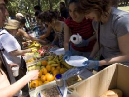 Indignados de Zaragoza reponen fuerzas antes de llegar a Sol.