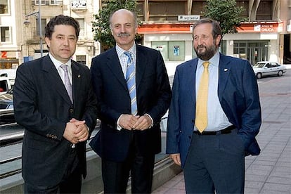 Manuel Cabezas, en el centro, junto a Miguel Anxo Fernández Lores y Xosé López Orozco, en una foto de archivo.