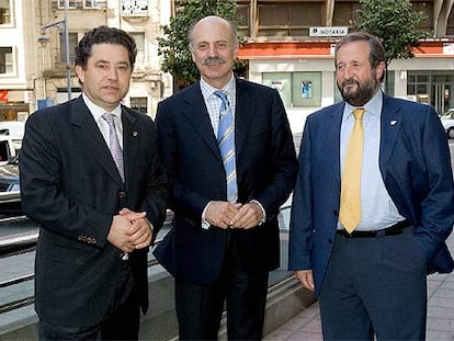 Manuel Cabezas, en el centro, junto a Miguel Anxo Fernández Lores y Xosé López Orozco, en una foto de archivo.