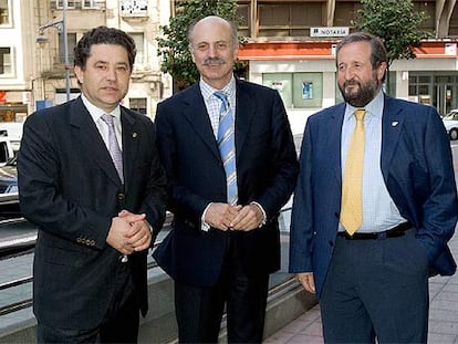 Miguel Anxo Fernández Lores, Manuel Cabezas y Xosé López Orozco, en una calle de Ourense.