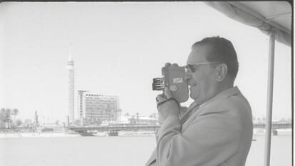 Una imagen del documental que muestra Josip Broz Tito filmando el río Nilo durante una visita diplomática a Egipto, en 1954.