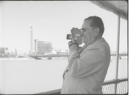 Una imagen del documental que muestra Josip Broz Tito filmando el río Nilo durante una visita diplomática a Egipto, en 1954.