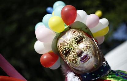 Um participante da parada mascarado na Paulista.