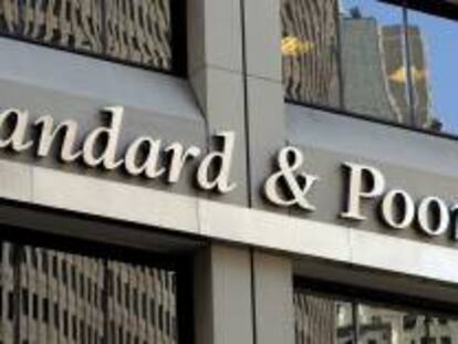 Imagen de archivoque muestra la fachada de la sede de Standard & Poor's en Nueva York. EFE/Archivo